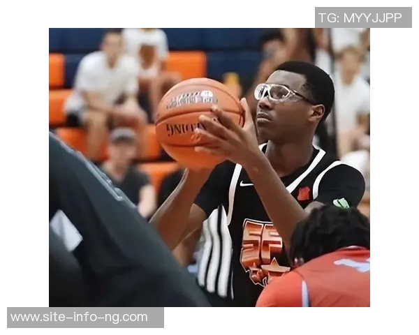 布莱斯前场篮板补篮詹姆斯兴奋转发赛场瞬间赞叹6号表现出色