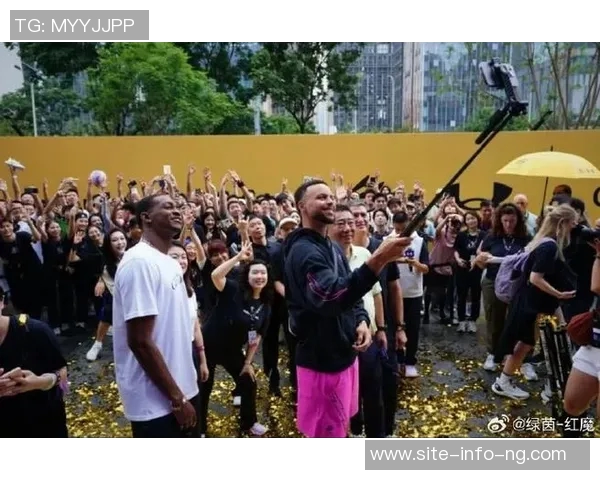 库里虽因伤缺阵但热情与小球迷互动合影展现亲和力 库里虽因伤缺阵但热情与小球迷互动合影展现亲和力